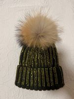 Mütze mit Glitzersteinen und Murmeltier-Pompon