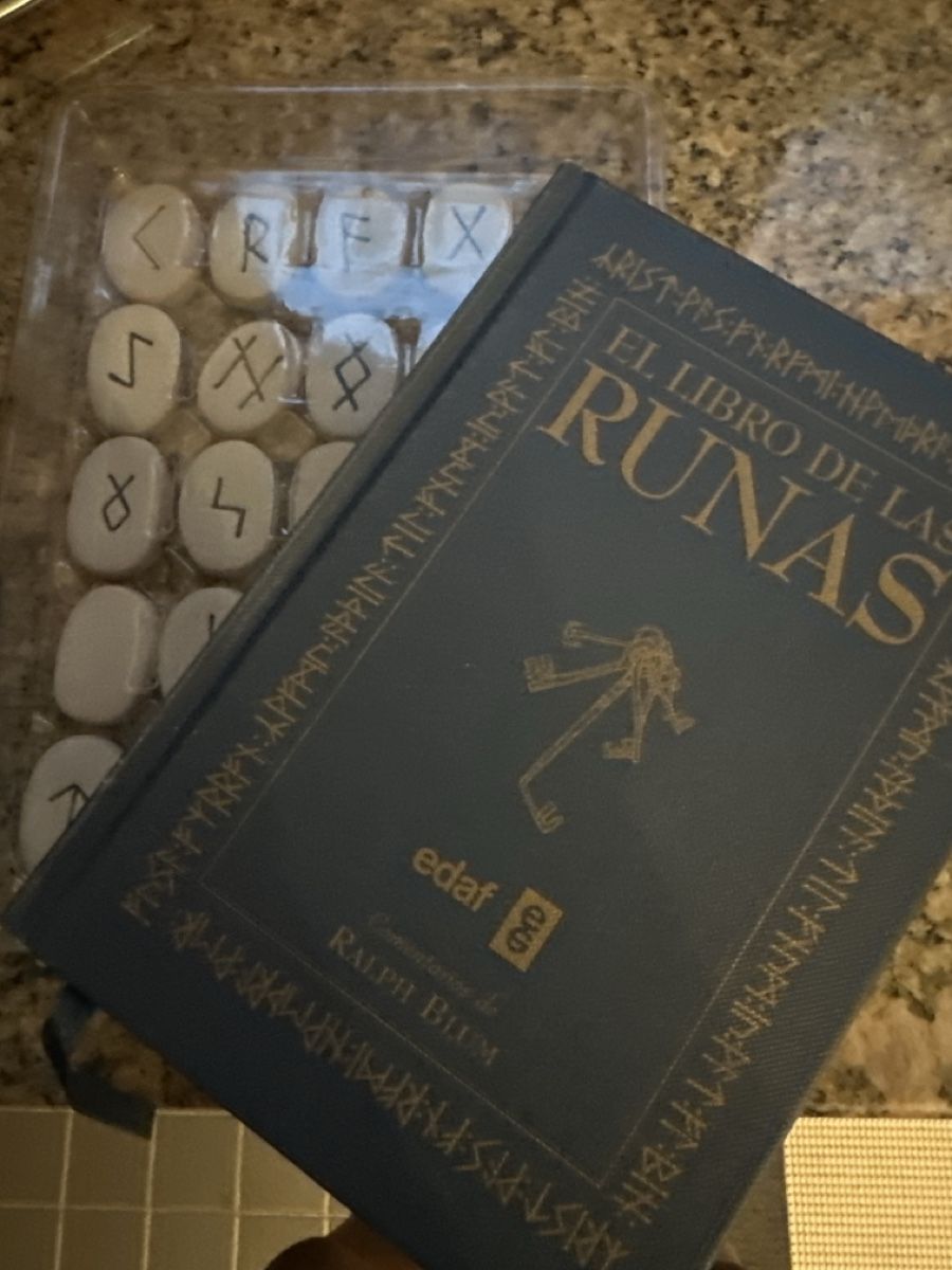 Livres: Das Buch der Runen auf Spanisch – Neuf (Voir description) à Wetzikon ZH par s.ochsner 1