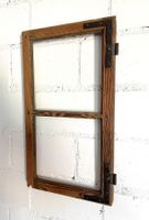 Altes Holzfenster mit Beschlägen aus Eisen