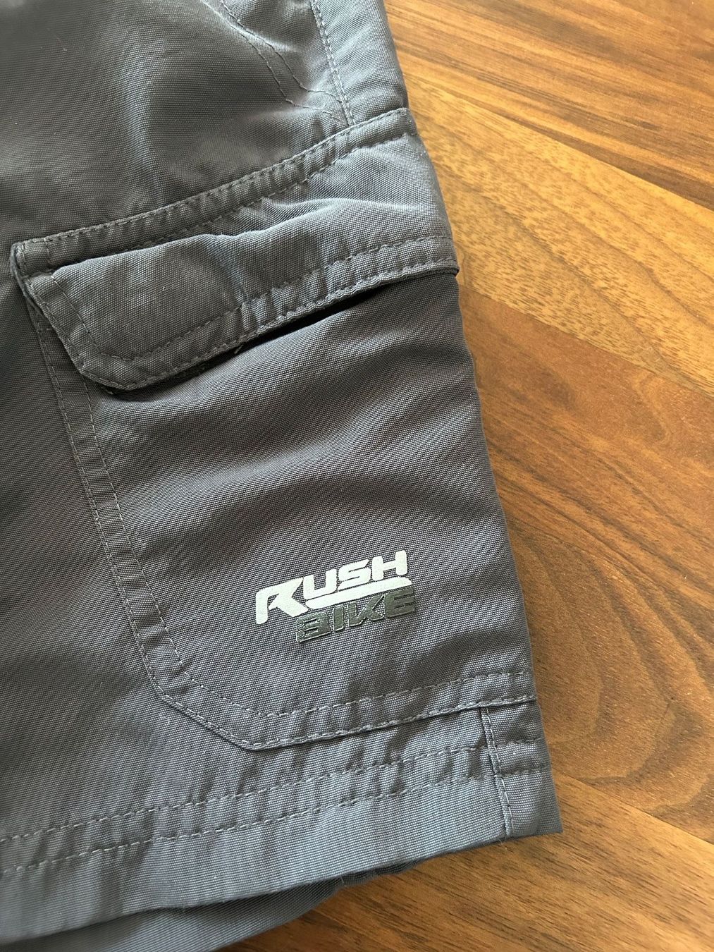 Pantaloni: Kinder Bikeshort Gr.140 blau-grau Microfaser – Usato da Steffisburg venduto da Aare77 2