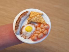 Baked Beans mit Spiegelei, Bratwurst und Toast, Maileg