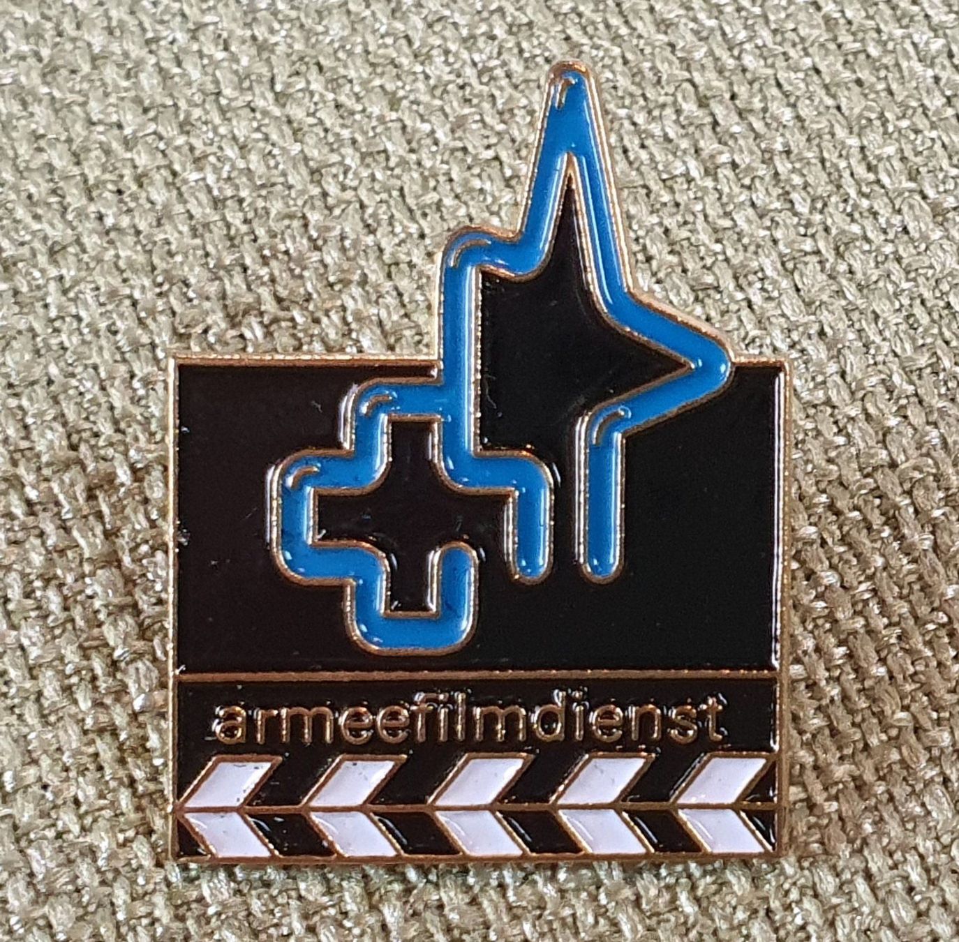 Schweizer Armee Plaketten & Abzeichen: A157 - Pin Armeefilmdienst CH Militär – Gebraucht aus Reinach BL von Boston-Verkauf