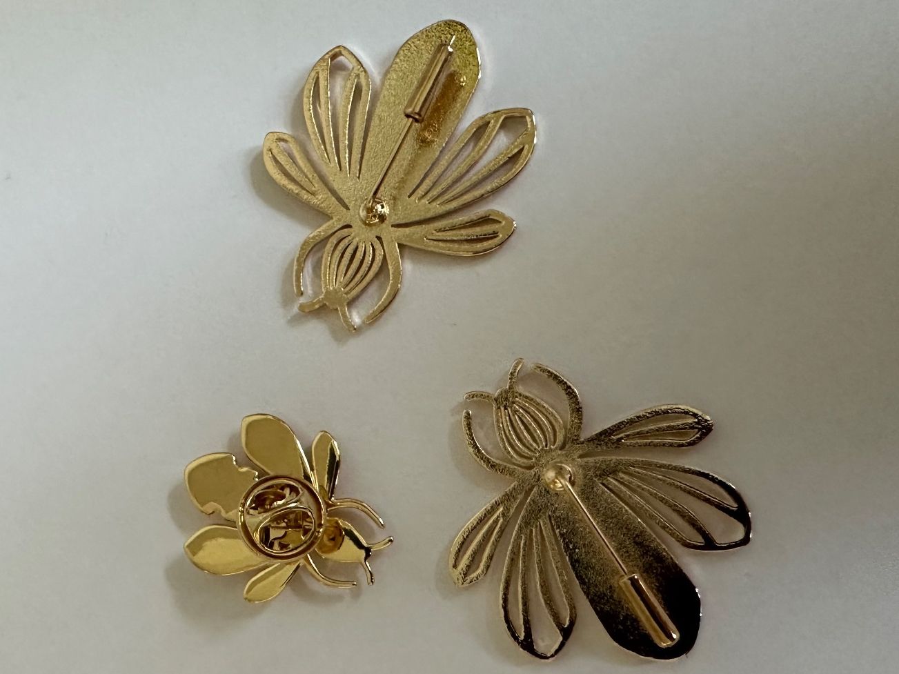 Guerlain Spille & Fermagli: Guerlain bee brooch set, gold coloured – Nuovo (secondo la descrizione) da Horgen venduto da flo_xhj6 1
