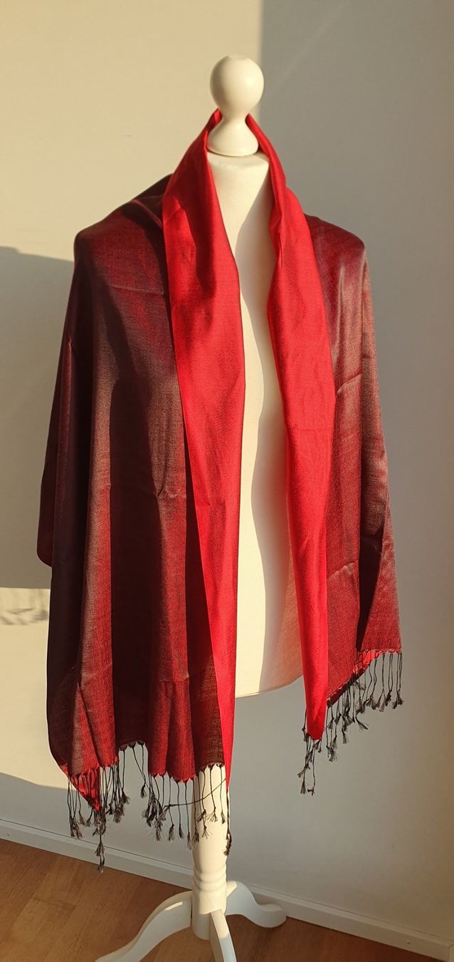 Foulard & Sciarpe: Schal bordeauxrot silk-touch Neu 165x67cm – Nuovo e nell'imballaggio originale da Stansstad venduto da InStyle8