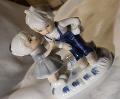 Porgellan Figur 1986  Enesco junge & Mädchen Blau - Weiss