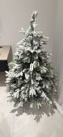 Weihnachtsbaum künstlich, schneebedeckt
