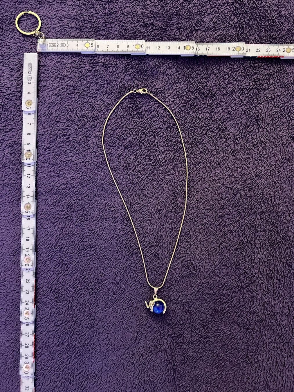 Catenine: Silberfarbene Kette mit Elefantenanhänger/blaue Kugel – Usato da Zürich venduto da rigani 1