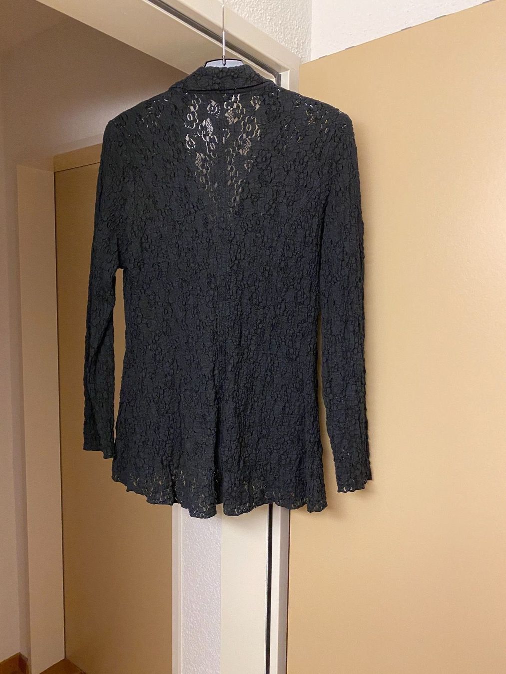 Camicette: Bluse / Jacke schwarz, Spitzenoptik ,Gr. M – Usato da Dietlikon venduto da Trukaip 2