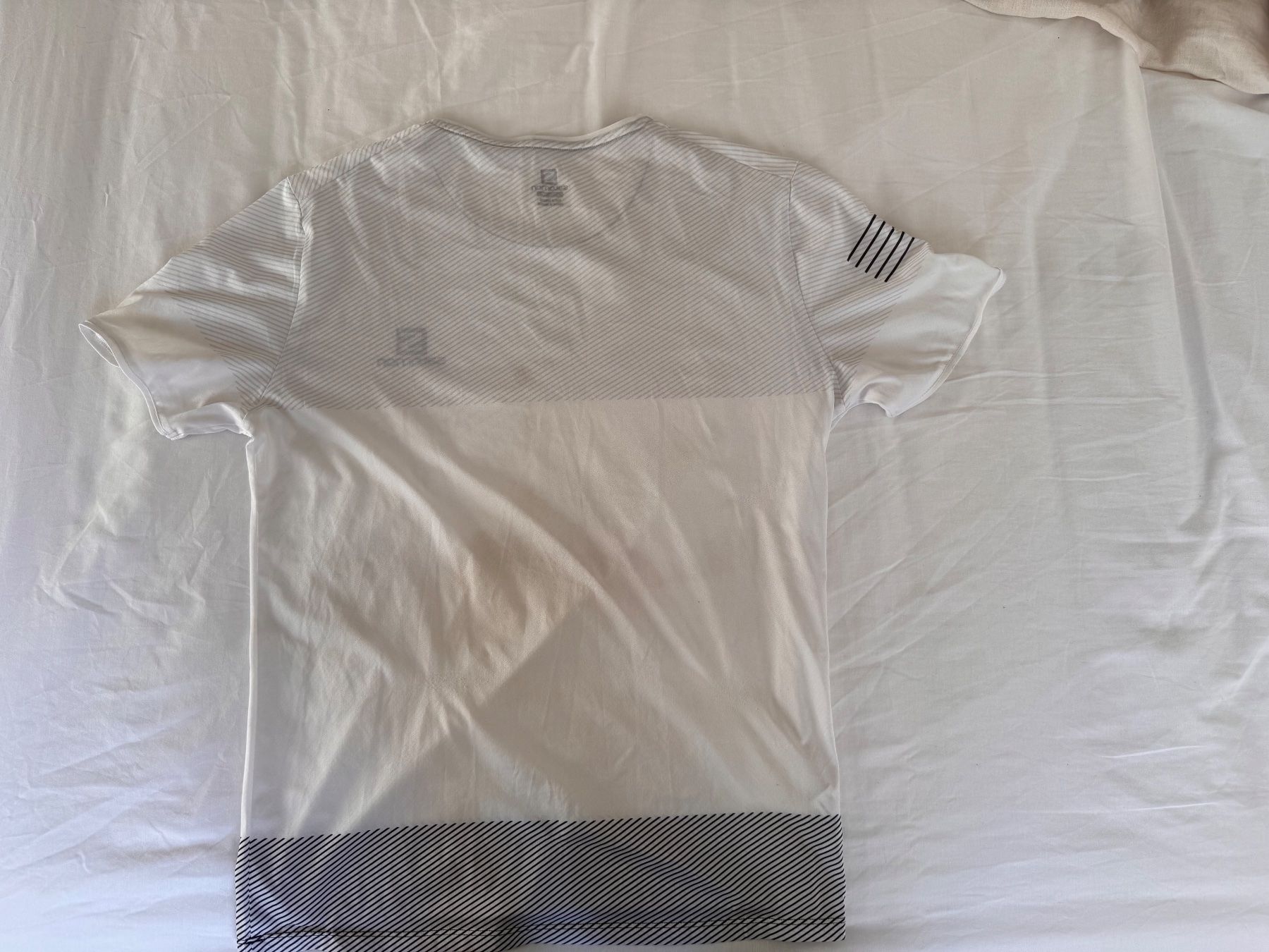 Salomon T-shirt: Salomon White Athletic T-Shirt - Size M – Usato da Zürich venduto da CircularEco 2