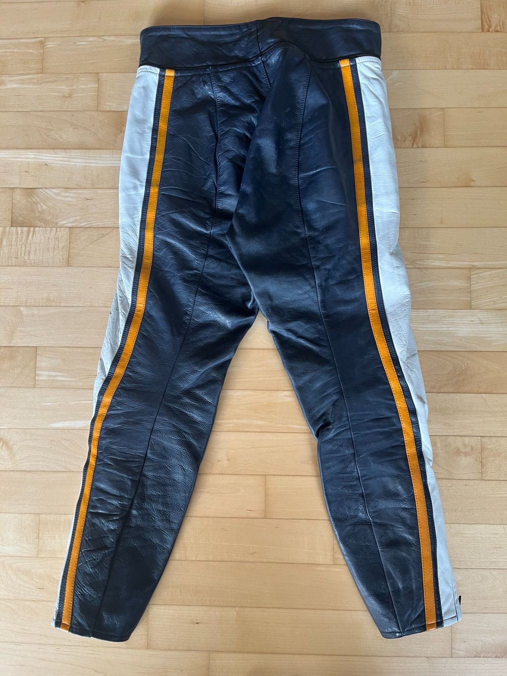 Completi: Motorrad-Lederkombi Vintage 80s – Usato da Jona venduto da Tschapatalpas 4