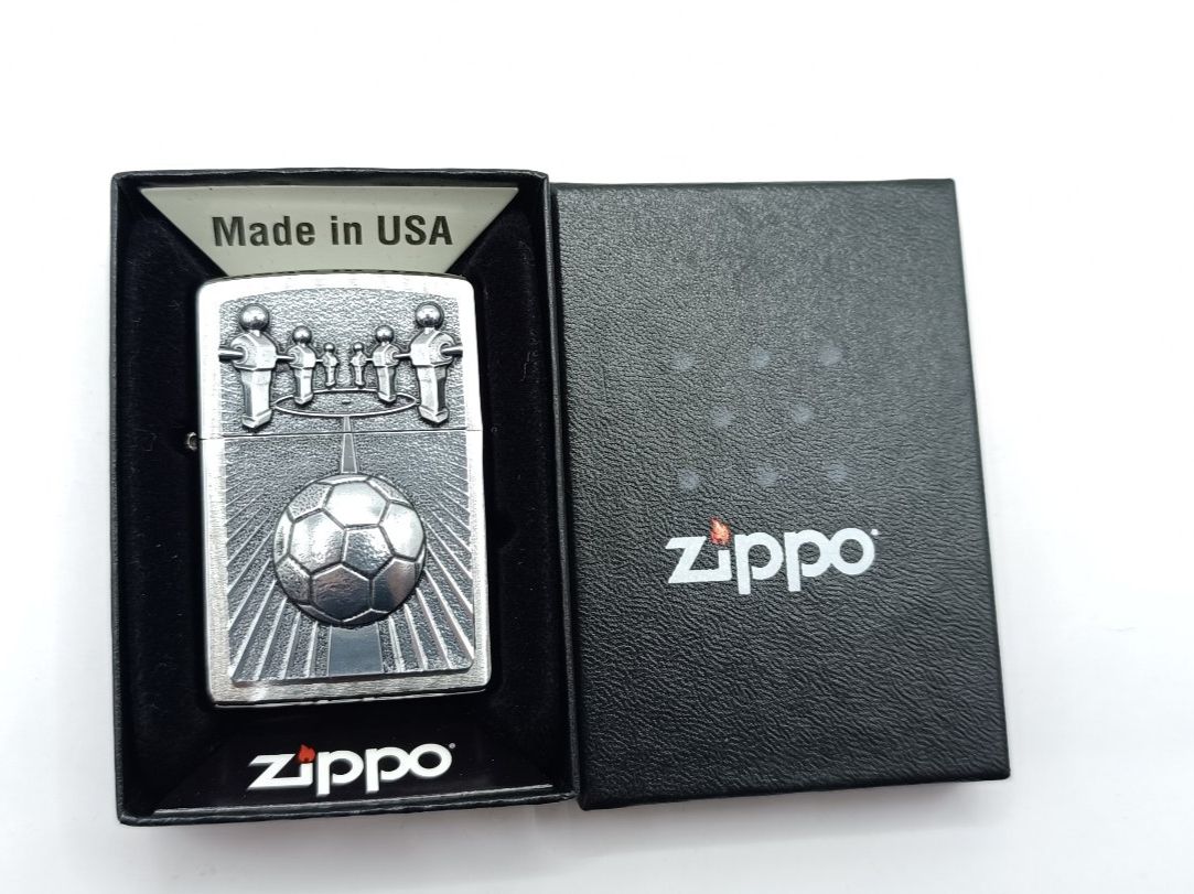 Zippo Feuerzeuge: ZIPPO Kicker Emblem Feuerzeug 2007885 – Neu und originalverpackt aus Ennenda von Benzinflamme 5