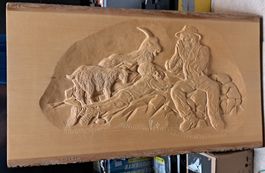 Une sculpture artisanale sur une planche en bois