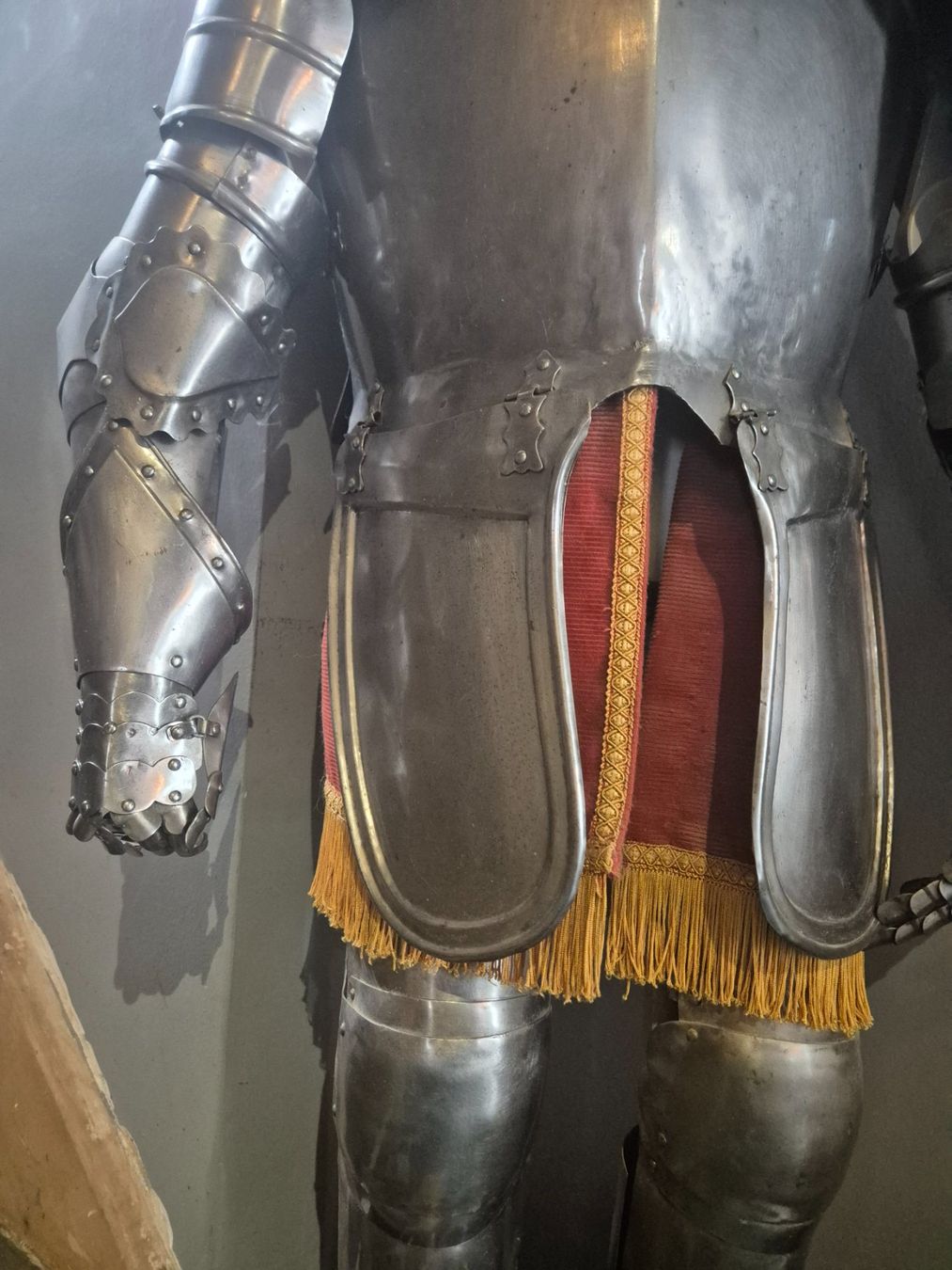 Tutte le decorazioni: Exceptionnelle Armure de jeune Prince médiéval – Usato da Morgins venduto da pmd_px9d 1