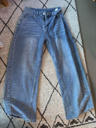 Pantalon en jean large bleu taille L (va pour S)bon état