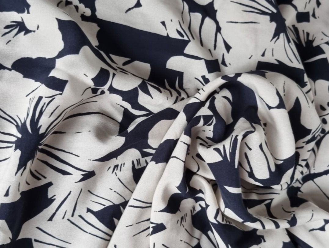 Tessuti: Stoff Viscose mit Blumen Muster – Nuovo e nell'imballaggio originale da Geroldswil venduto da Agapanthus22