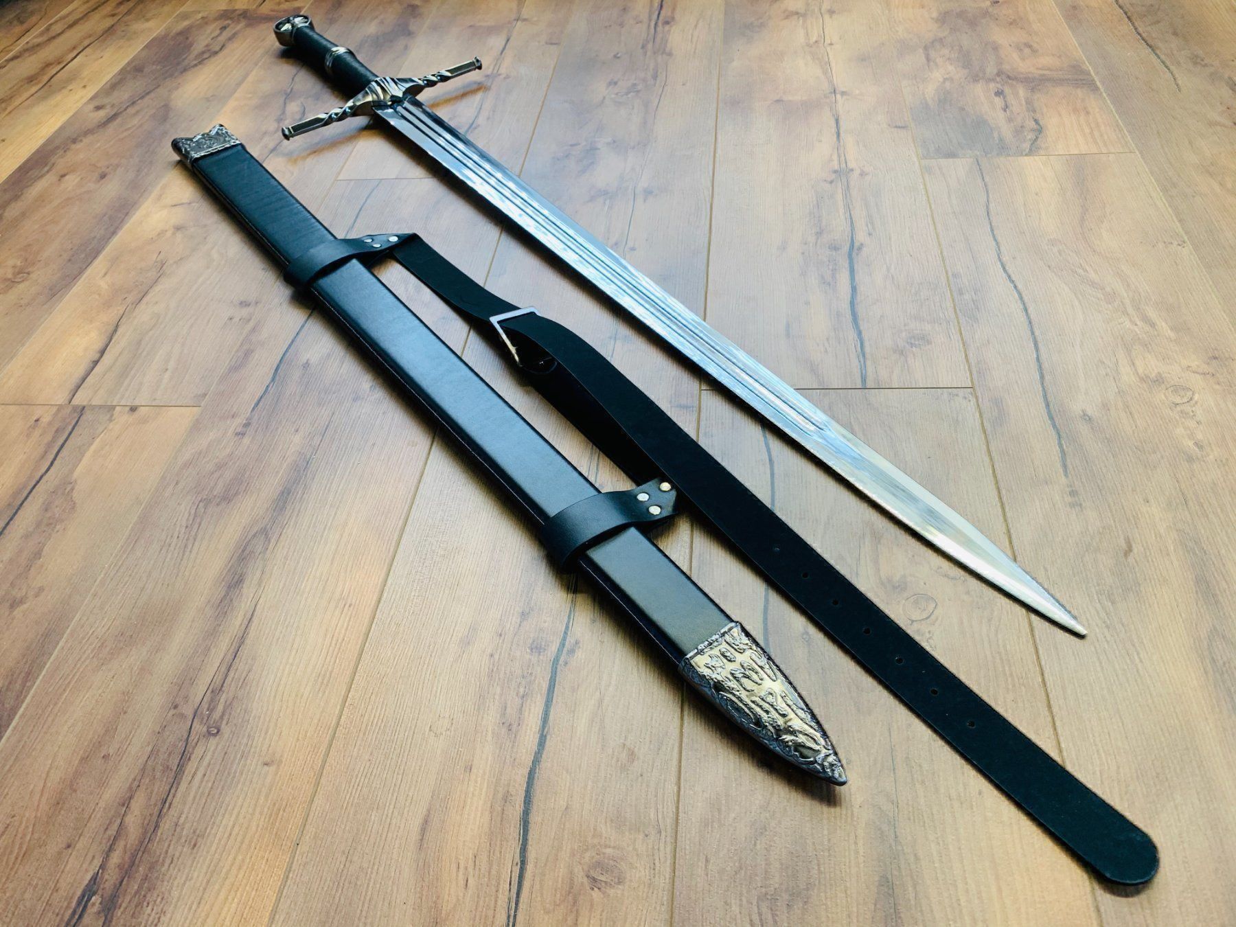 Altre raccolte & rarità: The Witcher Hunt SCHWERT Stahl 130cm – Nuovo e nell'imballaggio originale da Bergdietikon venduto da shopAgent 3