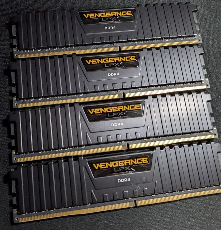 Corsair CMK32GX4M2A2666C16 - Barrette mémoire Vengeance LPX Series Low