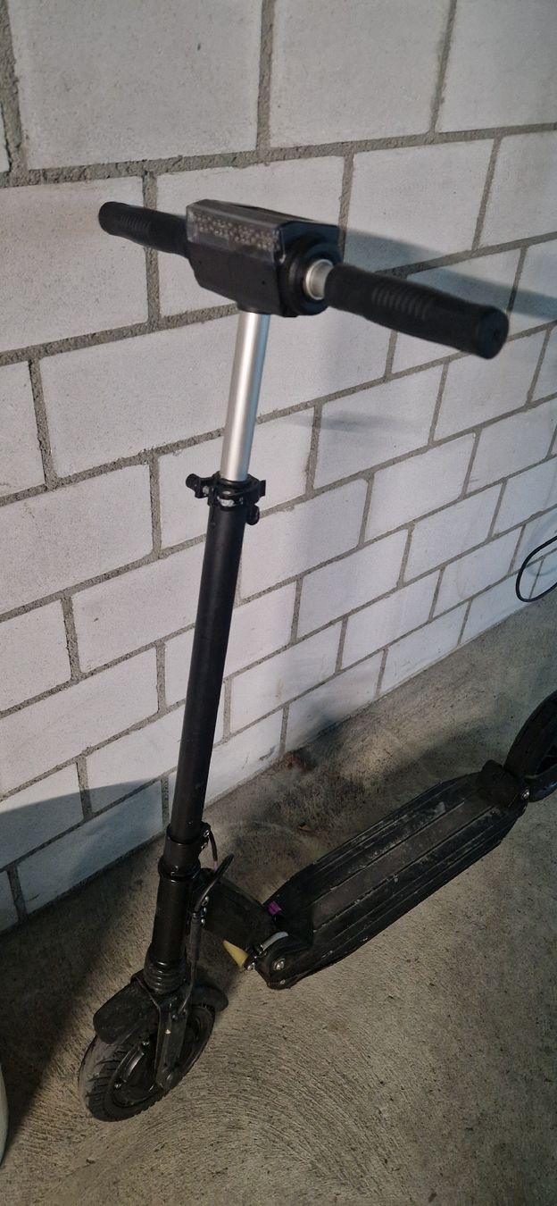 Kickboard: Trottinette électrique pliable – Difettoso da Villars-sur-Glâne venduto da MrLobTec