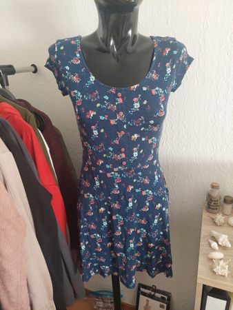 Blaues Sommerkleid mit Blumenmuster Gr. S/M