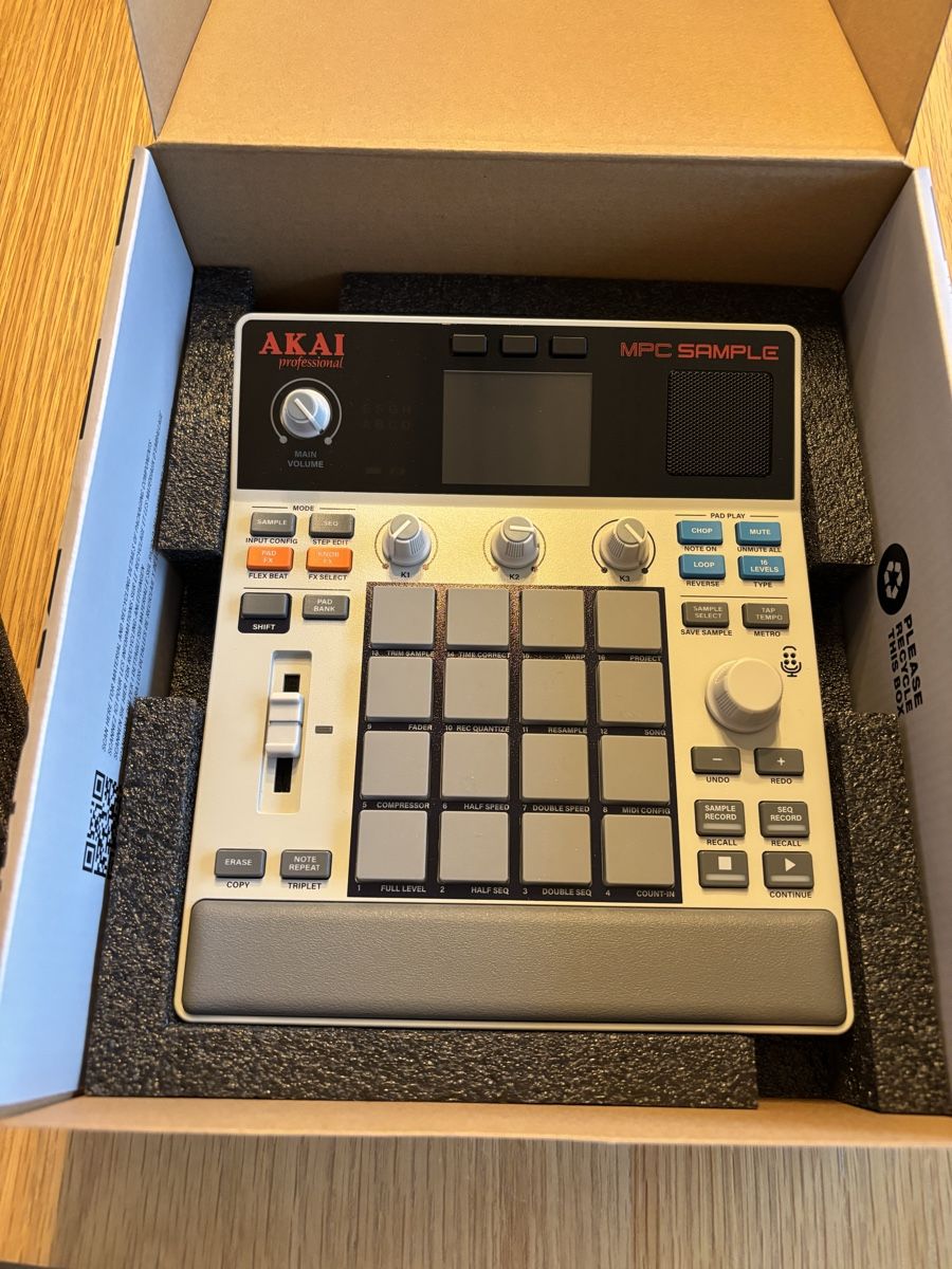Akai Musikinstrumente: MPC Sample neuve + Deck de protection  – Neu und originalverpackt aus Villars-le-Terroir von Mezdef 3