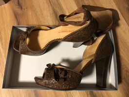 „Laura Bellariva“ Leder Pumps mit Leder Band
