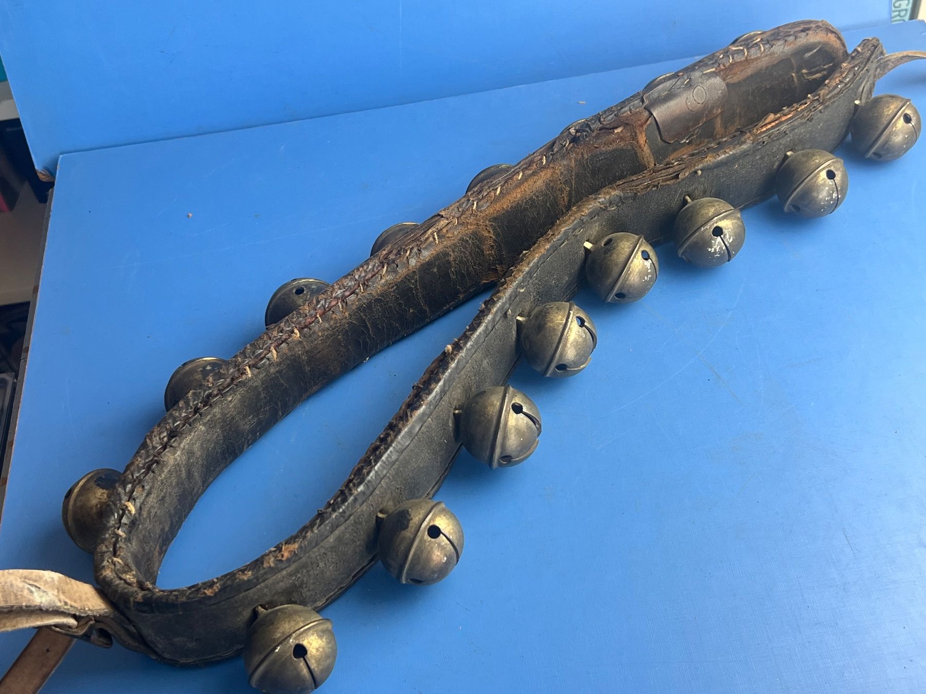 Campanacci mucche: Antikes Pferde Geläut mit 16 Schellen ca. 4 cm. – Usato da Unterengstringen venduto da Gustav03 4