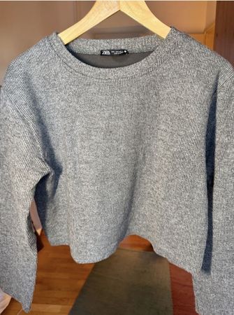 Maglia Zara grigia, taglia M, perfetta per l'inverno!