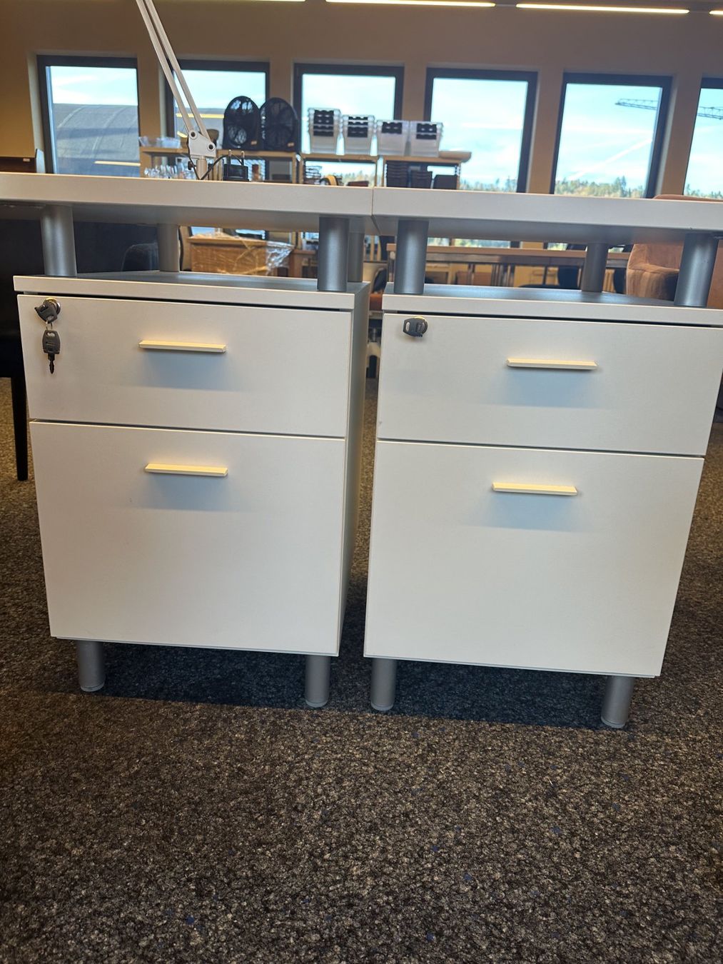 Scrivanie: bureau massif blanc comme neuf – Usato da Delémont venduto da Le38.shop 3
