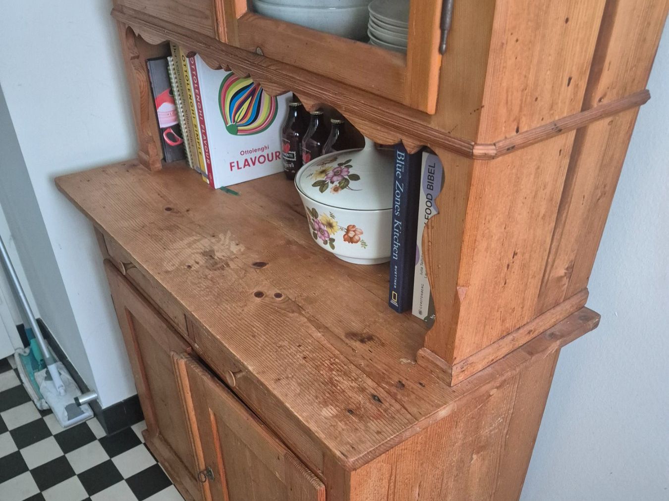 Credenze: Küchenbuffet Holz mit Glastüren in Zug – Usato da Baar venduto da speedy258 2