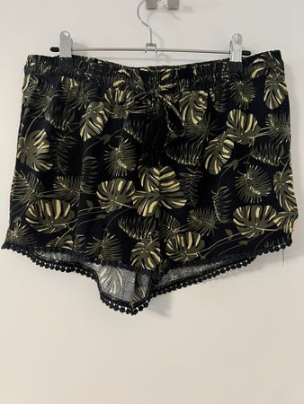 Nicorée Shorts Gr. XL Schwarz Khaki Tropical Print Sommer
