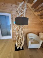 Stehlampe aus Treibholz mit schwarzem Lampenschirm
