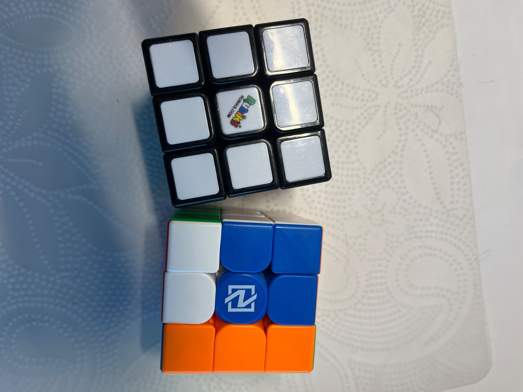 Jouets: RUBIKS Cube Marke original und ein Cube anderer Marke – D'occasion à Zürich par maral787 2