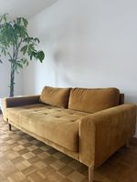 Zweisitzer, Sofa in Senfgelb mit Eichenholzfüssen