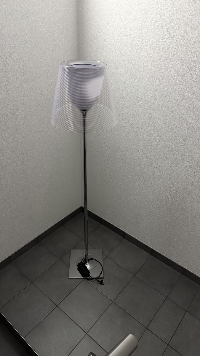 Flos Lampade: Lampe Flos  KTribe Floor de Philippe Starck – Usato da Fully venduto da Pneo