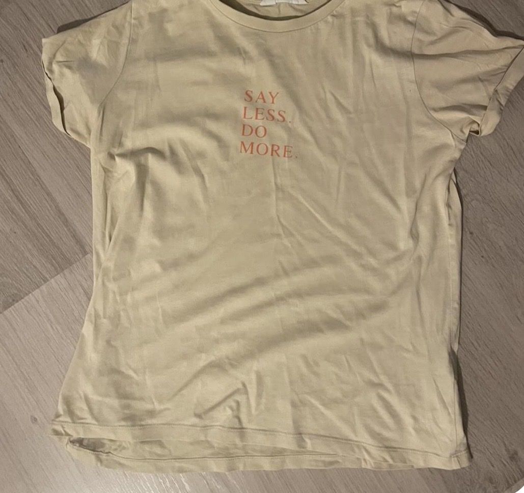 T-Shirts: t shirt beige avec écriture  – Gebraucht aus Ardon von loanneroch 1