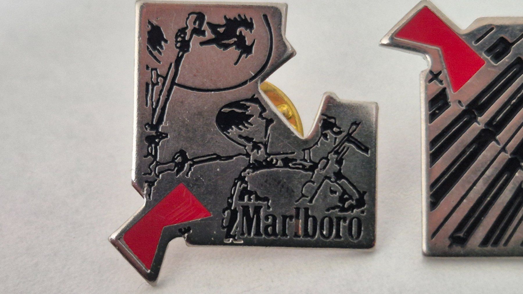 Marlboro Placchette & Badge: 3er Set   MARLBORO       -     Pin – Usato da Niederweningen venduto da Obson 2