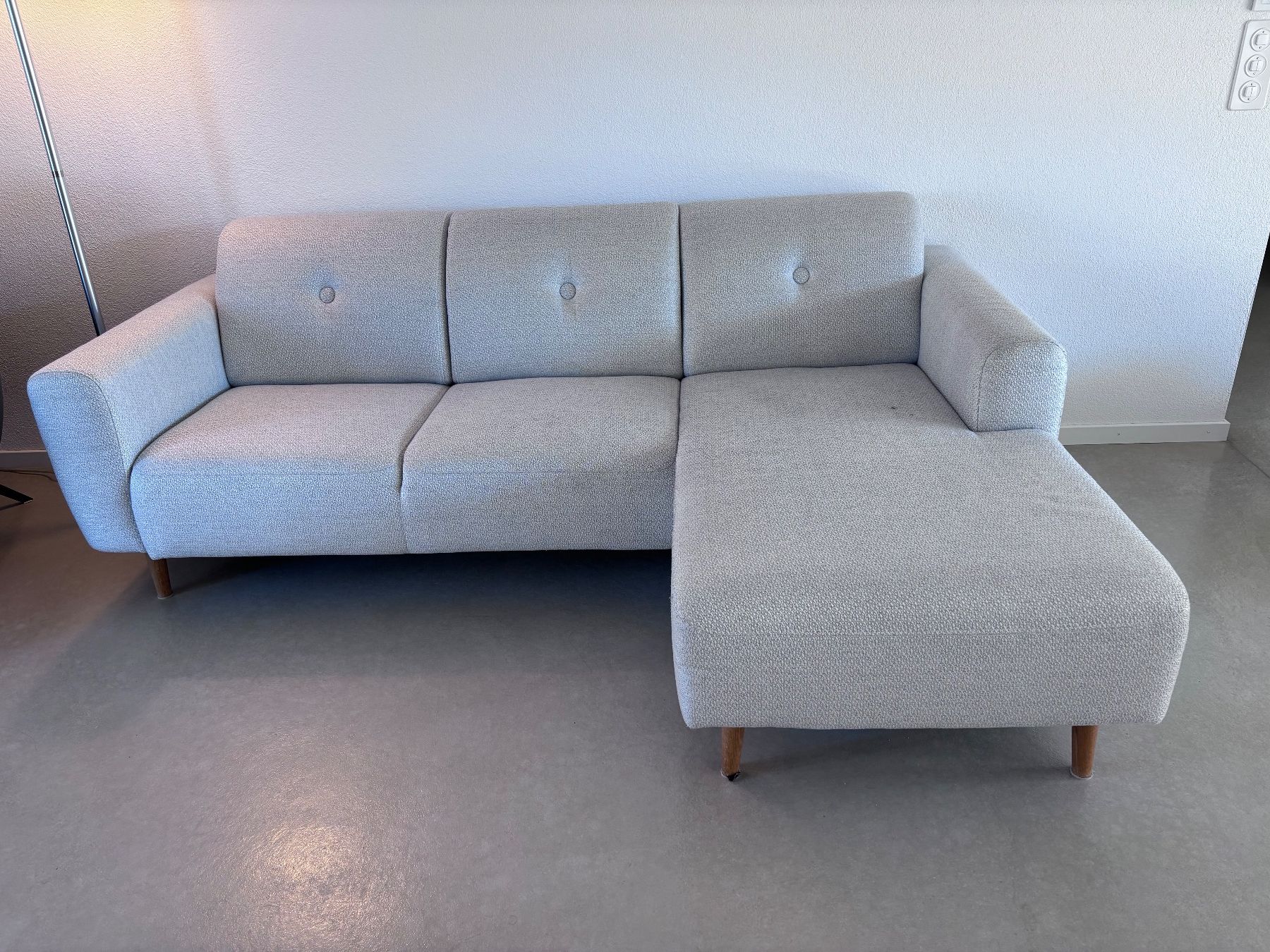 Micasa Divani: Modernes Ecksofa mit Ottomane – hellgrau – Usato da Rotkreuz venduto da laregina