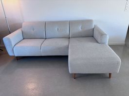 Modernes Ecksofa mit Ottomane – hellgrau