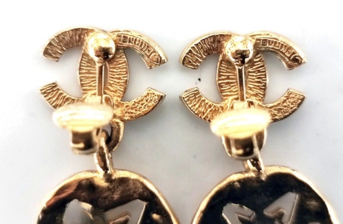 Chanel Orecchini pendenti & Orecchini a lobo: Chanel logo earrings gold plated – Nuovo (secondo la descrizione) da Satigny venduto da rii_mh6c 1