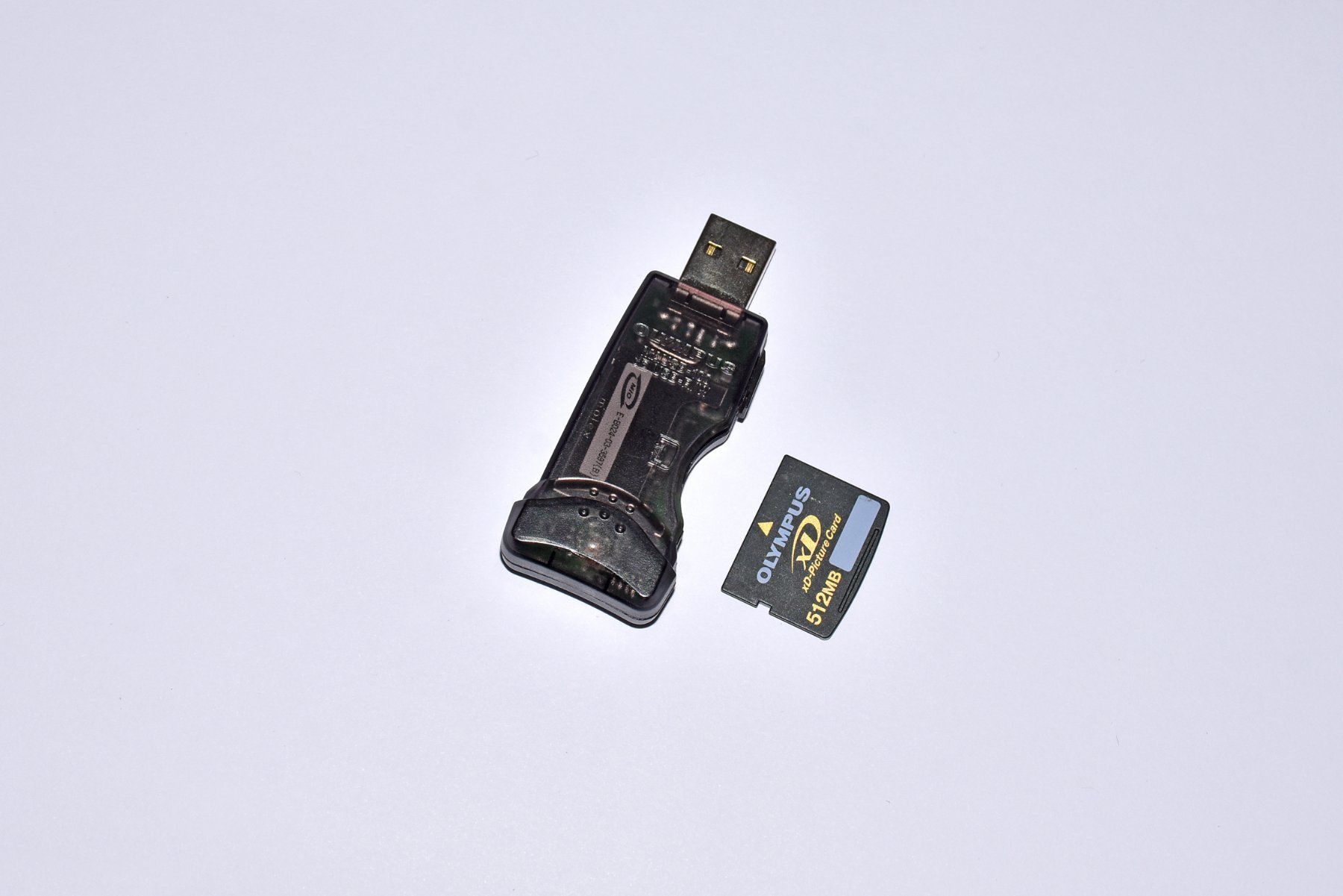 Olympus Schede di memoria: Olympus 512 MB XD Karte mit MAUSB-100 USB Reader/Writer – Usato da Dietikon venduto da ruvostar