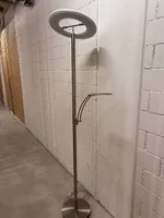Neuwertige weiße Stehlampe