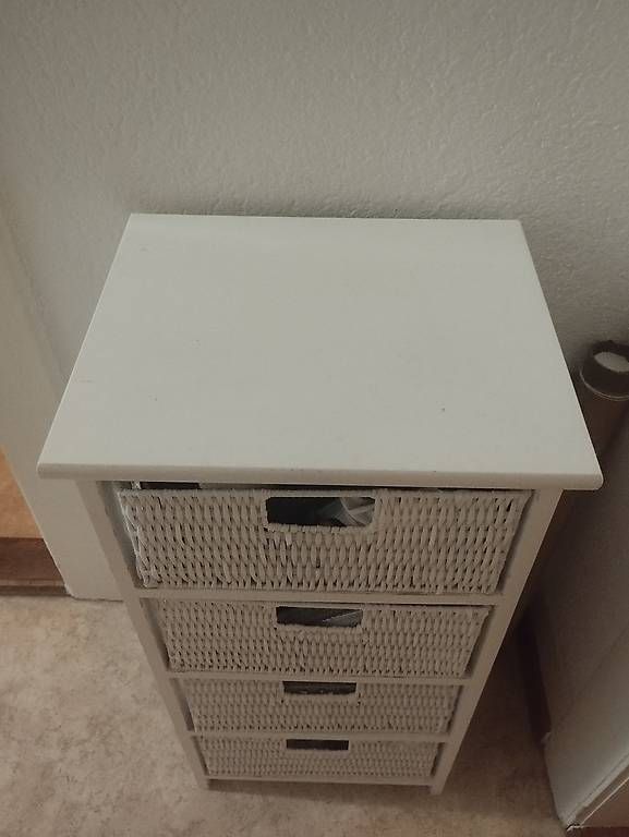 Commodes: Weisses Möbel mit Körben – D'occasion à Bern par BoogiewoogieX 1