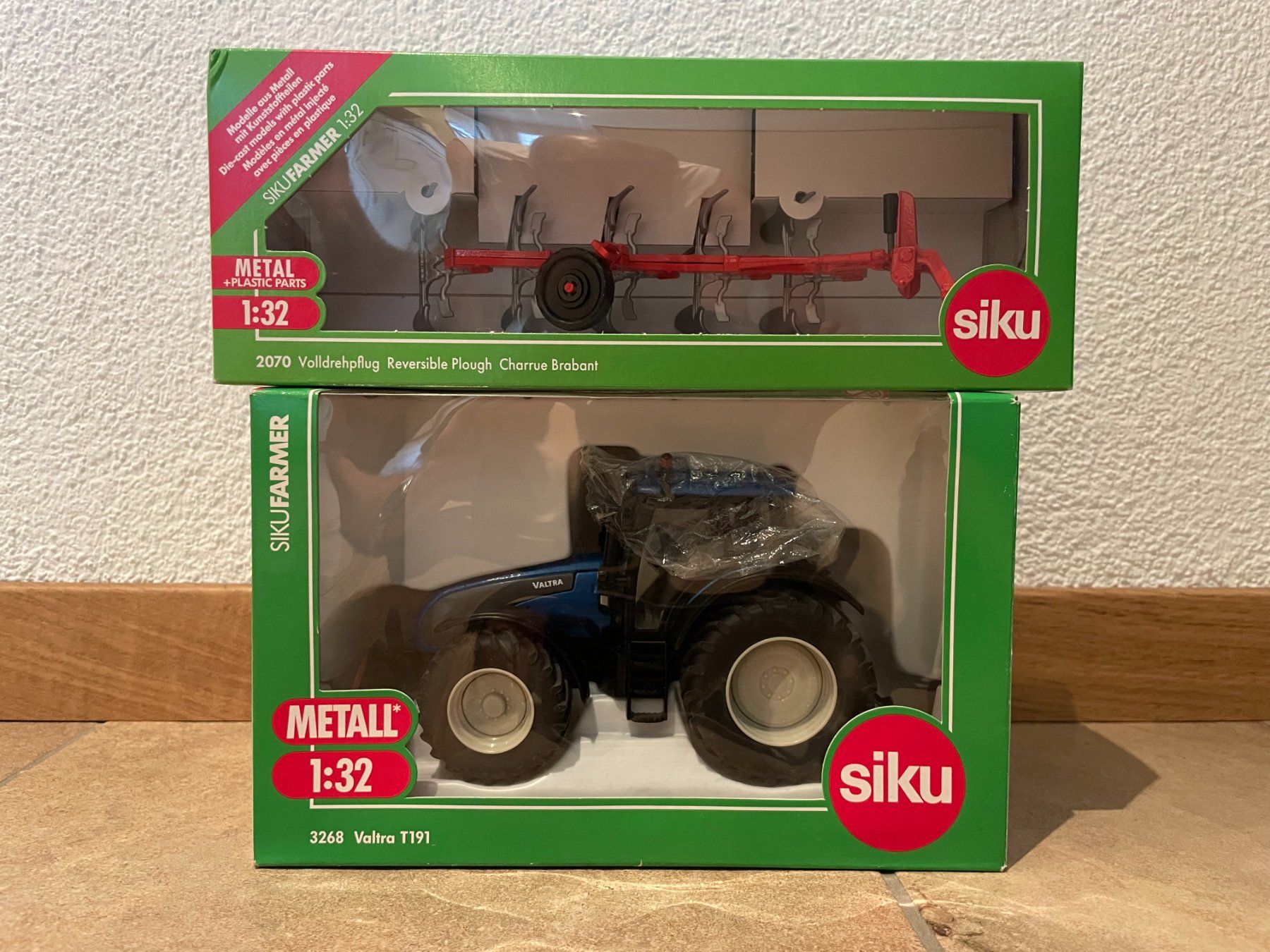 Valtra Traktoren: SIKU Valtra T191 mit Pflug – Neu und originalverpackt aus Kreuzlingen von Stefan1150 5
