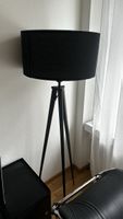 Moderne schwarze Stehlampe