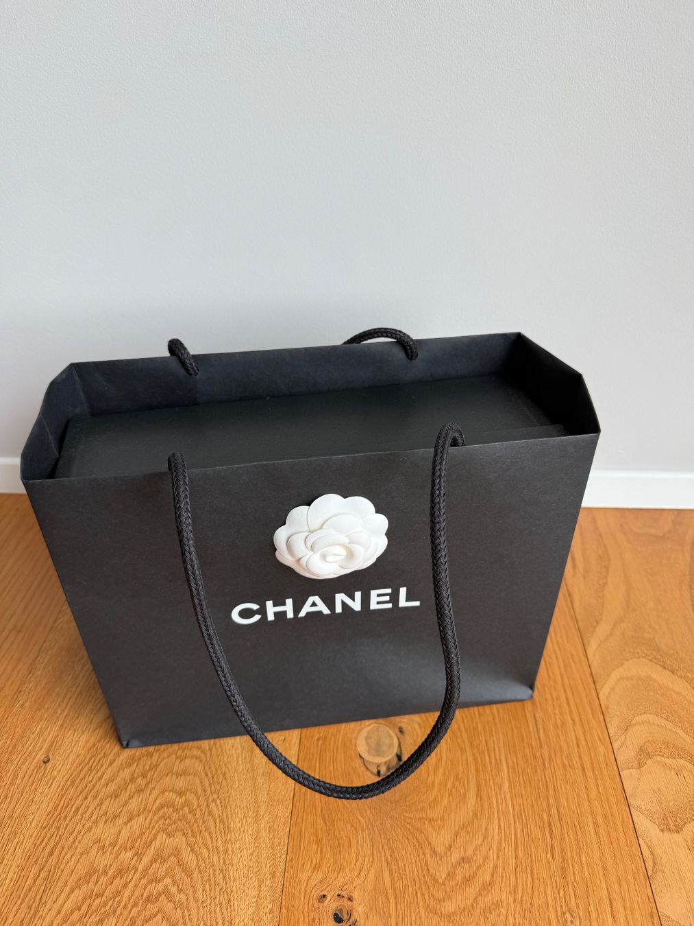 Chanel Sonstige Dekorationen & Accessoires: CHANEL Box + Papiertasche – Gebraucht aus Zürich von Pau76 1