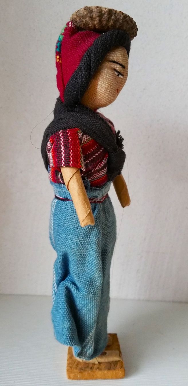 Bambole: BOLIVIEN 1982: HANDGEMACHTE PUPPE / Figur Mutter mit Kind – Usato da Oberriet SG venduto da ganesh435 1