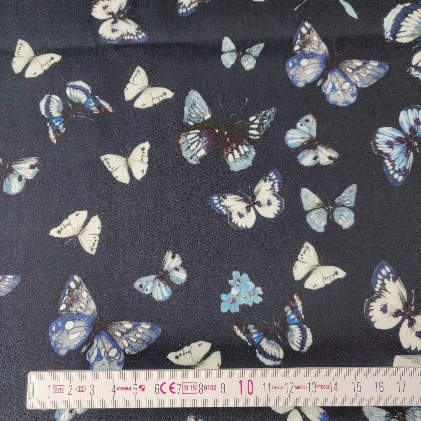 Tessuti: Baumwolle & Elastan  2.10x1.5m Schmetterling blu Jeans – Nuovo (secondo la descrizione) da Lufingen venduto da Voyager7 1