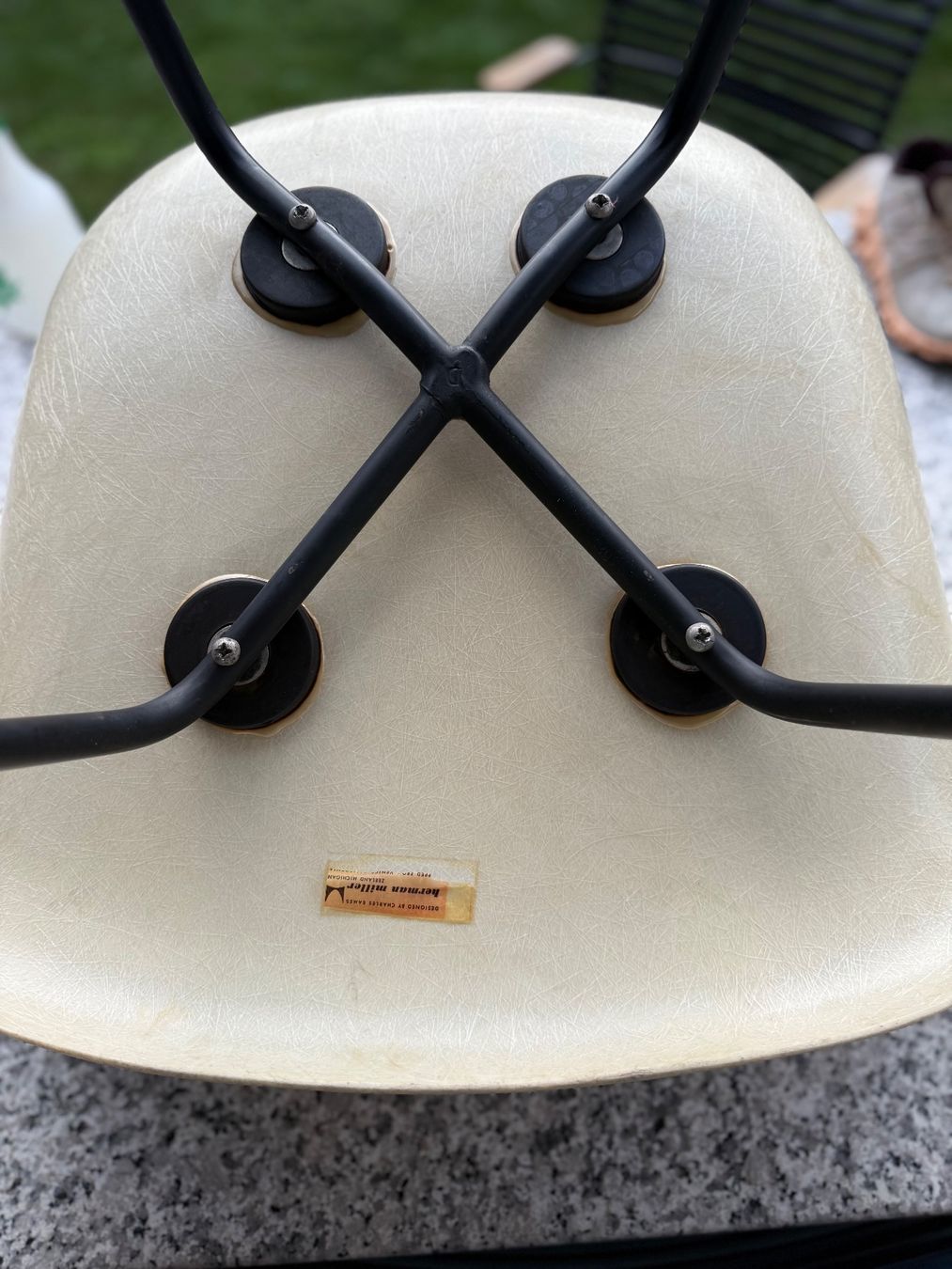 Eames Poltrone: Original Eames Arm-Chair in white, 2nd Zenith Generation – Usato da Oberentfelden venduto da Swissair72 8