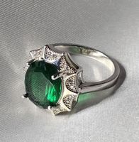 Stilvoller Ring mit grünem Zirkonia, 925 versilbert, Gr. 8