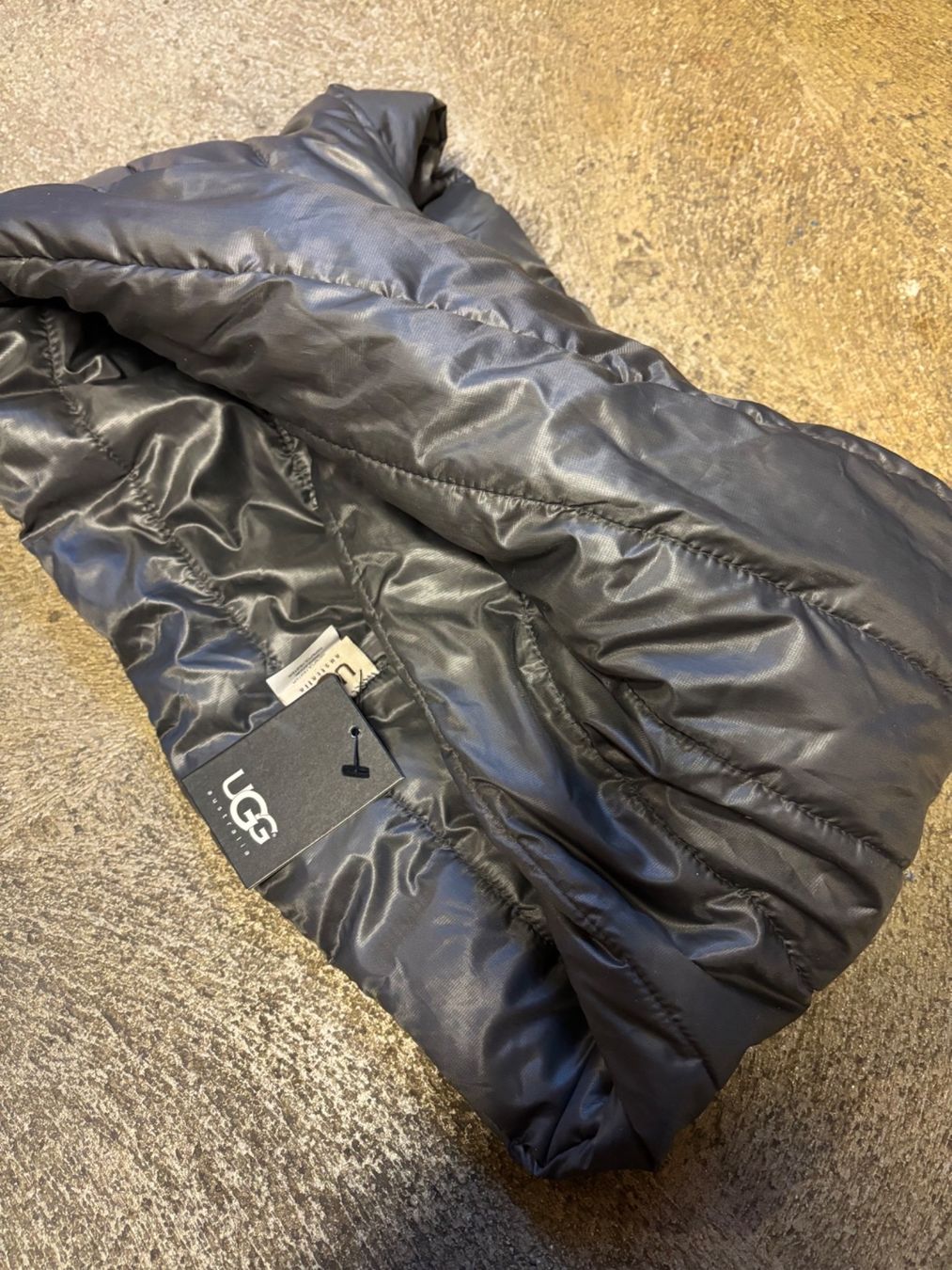 Foulard & Sciarpe: Cache cou UGG Taille unique – Nuovo e nell'imballaggio originale da Orbe venduto da D-stockFactory-Orbe 1